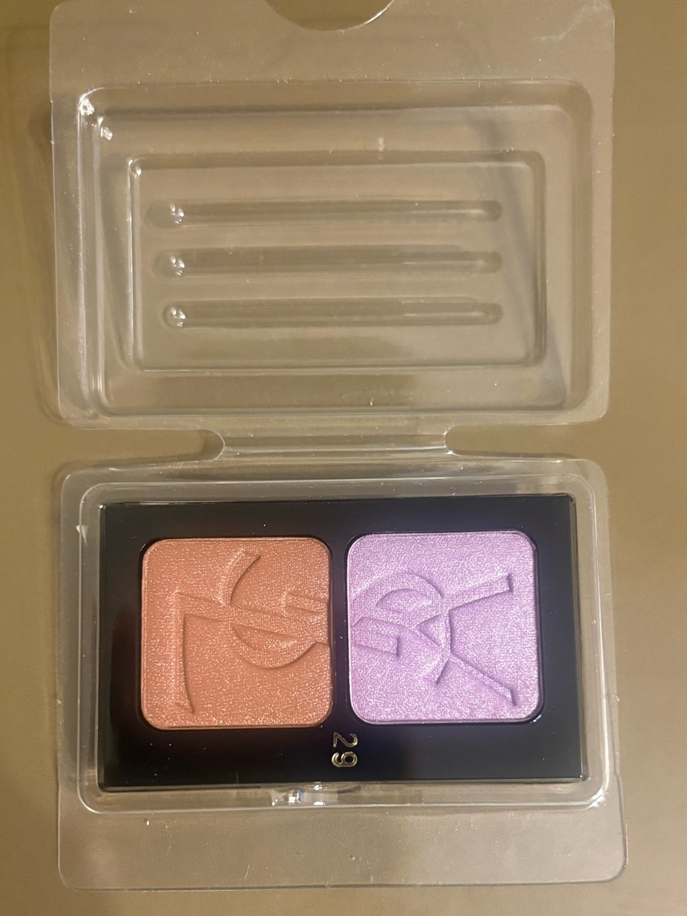 Yves Saint Laurent OMBRES
DUOLUMIÈRES EYE SHADOW DUO #29
Net Wt. 0.09 oz. 2,8 g